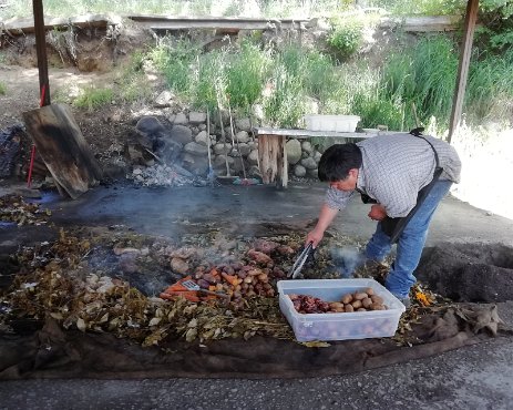 IMG_20191120_141005 20/11/2019 - Vous connaissez le Curando ? C'est un mode de cuisson hérité des Mapuches où les aliments sont enterrés pêle-mêle avec des feuilles. This is a...