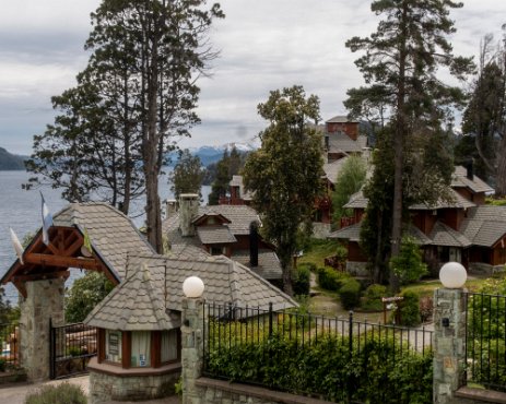IMG_6385 19/11/2019 - A San Carlos de Bariloche il y a une débauche de maisons de luxe pour lesquels les architectes se sont appliqués - à l'excés - à reproduire une...