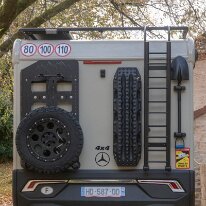 Xtura Gilles Ratia 2jpg Quatre plaques de désensablage Maxtrax Xtrem + pelle Rhino. La roue de secours a été descendue de 25 cm pour abaisser le centre de gravité du véhicule. Four...