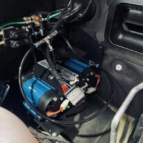 compresseur embarque Compresseur embarqué dans compartiment moteur pour pression pneus, crick pneumatique et souflette de nettoyage. Compressor built into the engine compartment for...