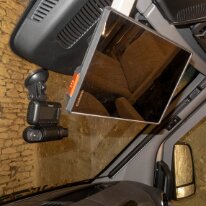 dashcam_rhorawill Dashcam avec quatre caméras (devant, derrière et sur chaque côté). Et GPS Garmin Tread Overland XL de 10 pouces. Dashcam with four cameras (front, rear, and on...