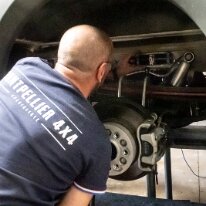 nouveaux amortisseurs P2S Pose de quatre amortisseurs P2S réglables en remplacement de ceux d'origine Mercedes. Installation of four adjustable P2S shock absorbers to replace the...