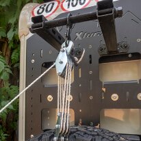 palan pour roue de secours Palan de force 180 kg pour faciliter la manipulation de la roue de secours. 180 kg power hoist to facilitate spare wheel handling.