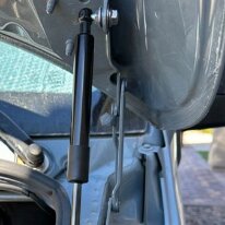 verins capot moteur Deux vérins pour ouvrir facilement le capot moteur. Two jacks for easy opening of the engine hood.