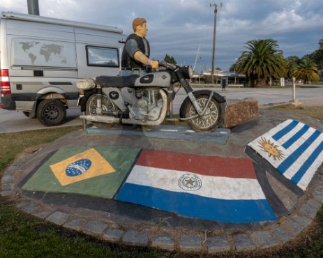 IMG_5097 03/05/2019 - Les argentins aiment bien les motos, c'est sûr, ils en font même des monuments. Argentians love motorbikes so much so they even make monuments to...