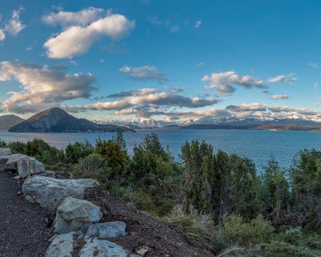 G37A0706 Panorama 04/10/2019 - Vue sur le Lago Nahuel Huapi avec au fond la chaine des Andes qui surplombent la ville de San Carlos de Bariloche. View over Lake Nahuel Huapi to...