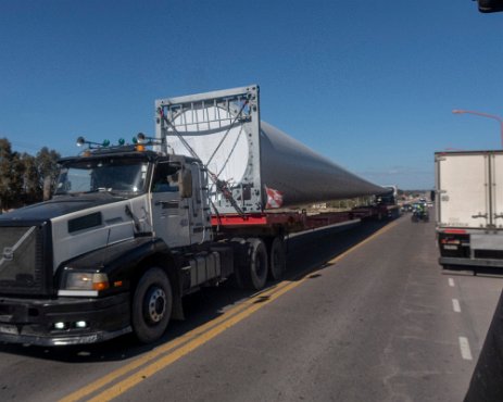 IMG_5646 02/10/2019 - L'Argentine se dote de nombreuses éoliennes dans le sud. Il faut dire que le vent ne manque pas ; Ici un convoi exceptionnel de trois camions...