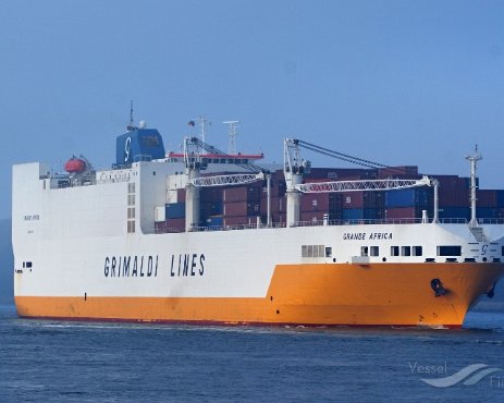 Grande Africa de chez Grimaldi 05/08/2018 - Voici le bateau qui nous transporte d'Anvers (Belgique) jusqu'à Montevideo (Uruguay) pendant un mois. En fait c'est 50% un parking flottant, 50% un...