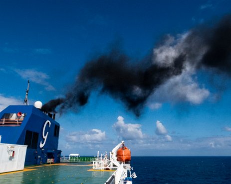 IMG_0306 09/08/2018 - Redémarrage de l'unique gros moteur diesel, d'où la grosse fumée noire. Celui-ci nous a fait le coup de la panne pendant 4 heures en pleine mer,...