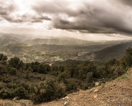 G37A3126 Panorama Beau panorama dans le nord du Maroc sous un ciel menaçant.