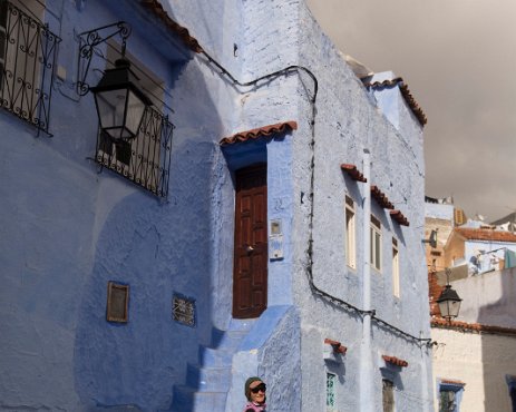 G37A3185 Chefchaouen, la pittoresque petite ville du nord du Maroc, célèbre pour ses murs bleus. La femme blanche est une pièce rapportée :-)